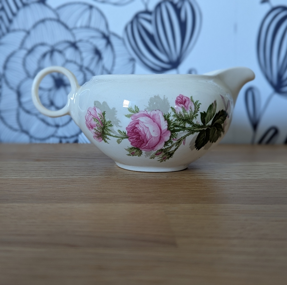 Vintage Johnson Brothers Old English Roses Creamer.‎